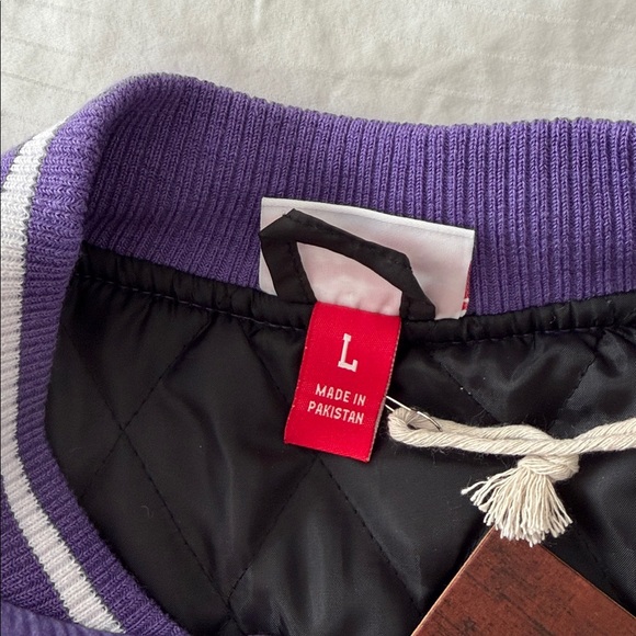 Mitchell & Ness Toronto Raptors Varsity - Picture 11 of 17